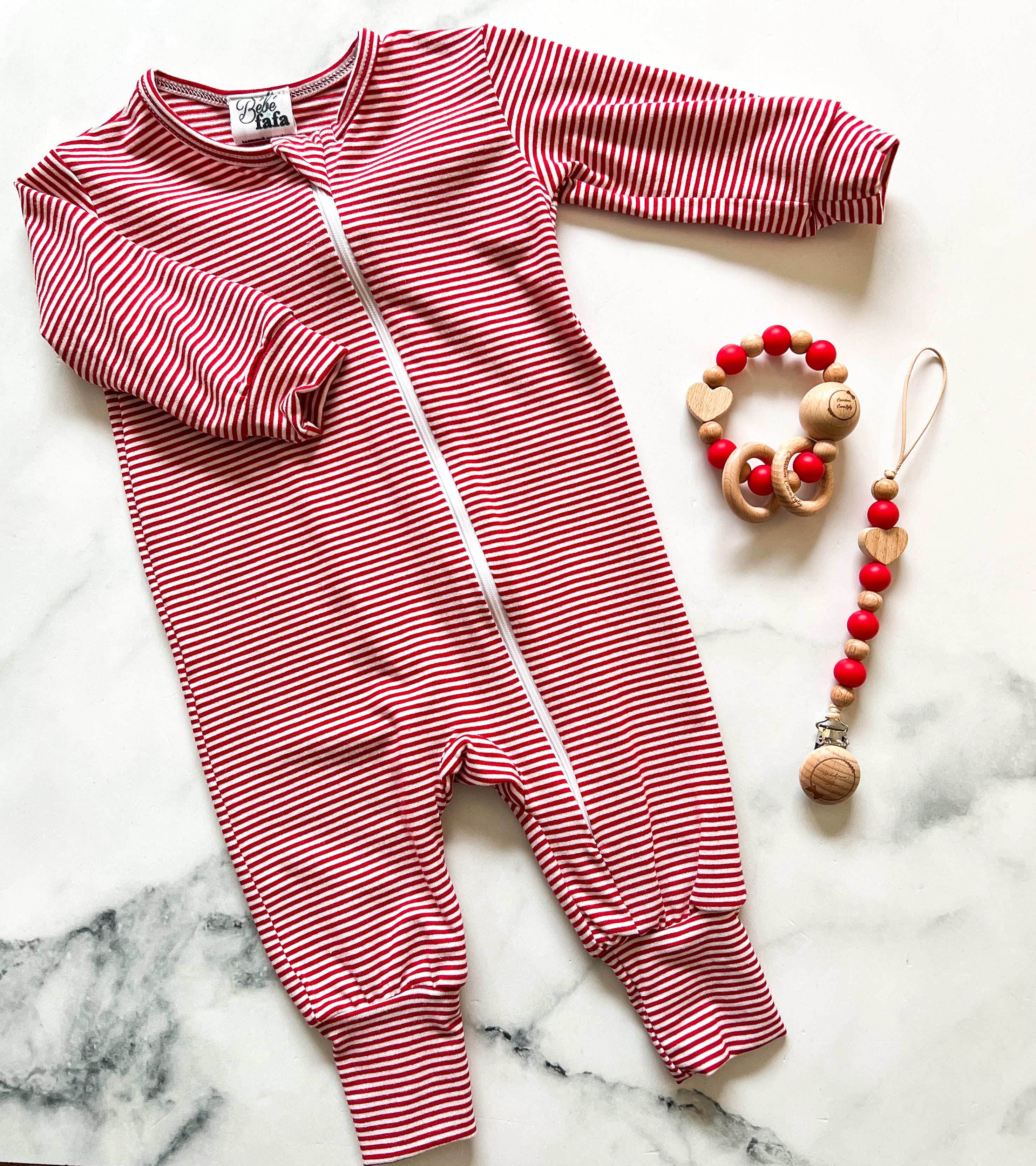Ensemble pyjama évolutif rayée rouge à zip en bambou avec son attache-suce et hochet