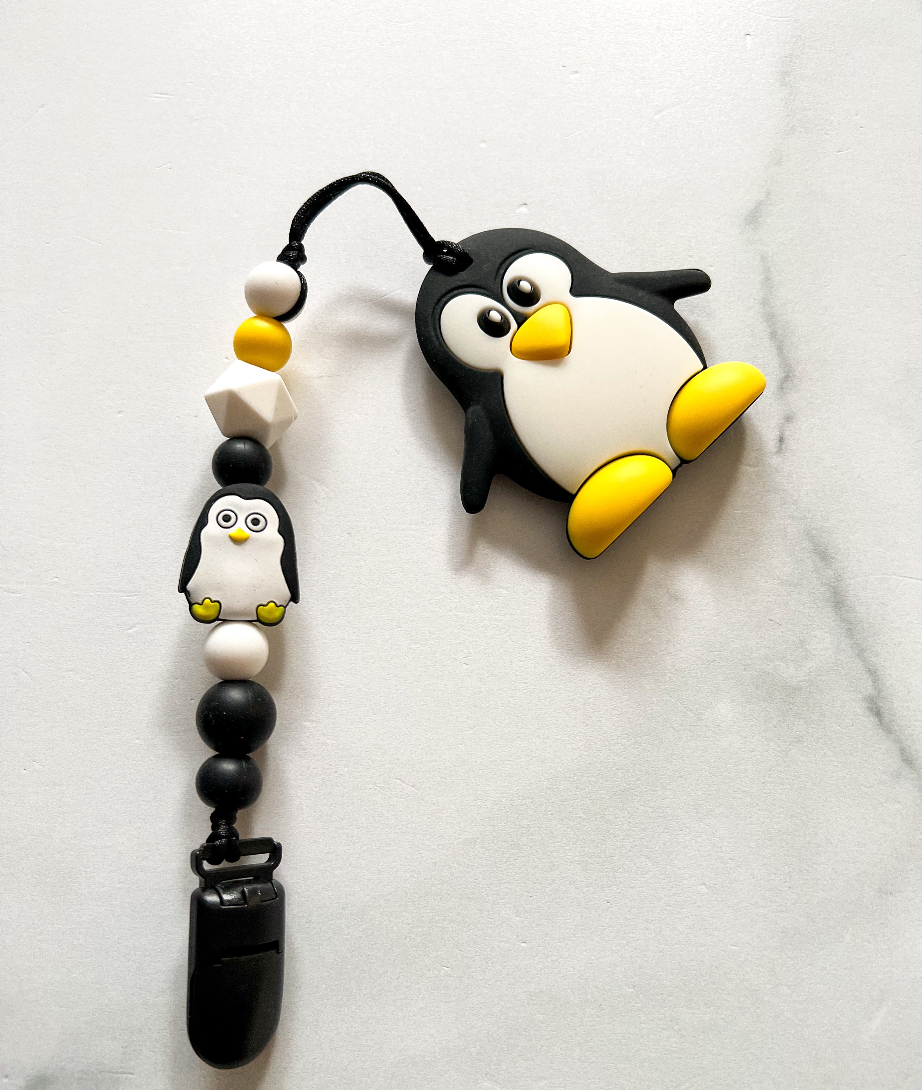 Duo attache suce et jouet pingouin