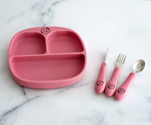 Ensemble assiette à succion compartimentée et son trio d’ustensiles blush pink